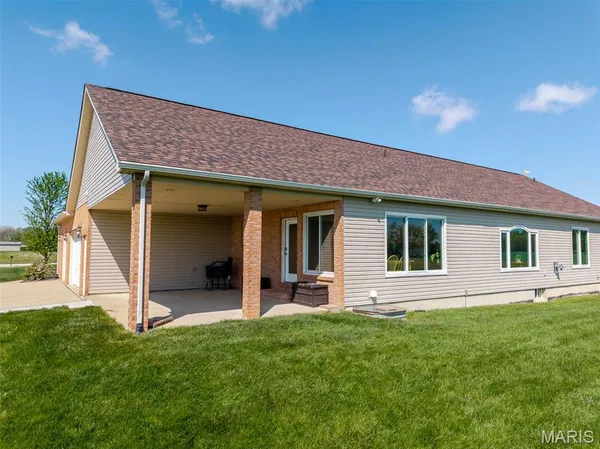 $455,000 | 1050 Buckeye Crossing, Highland, IL 62249