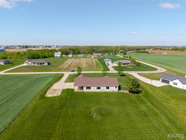 $455,000 | 1050 Buckeye Crossing, Highland, IL 62249