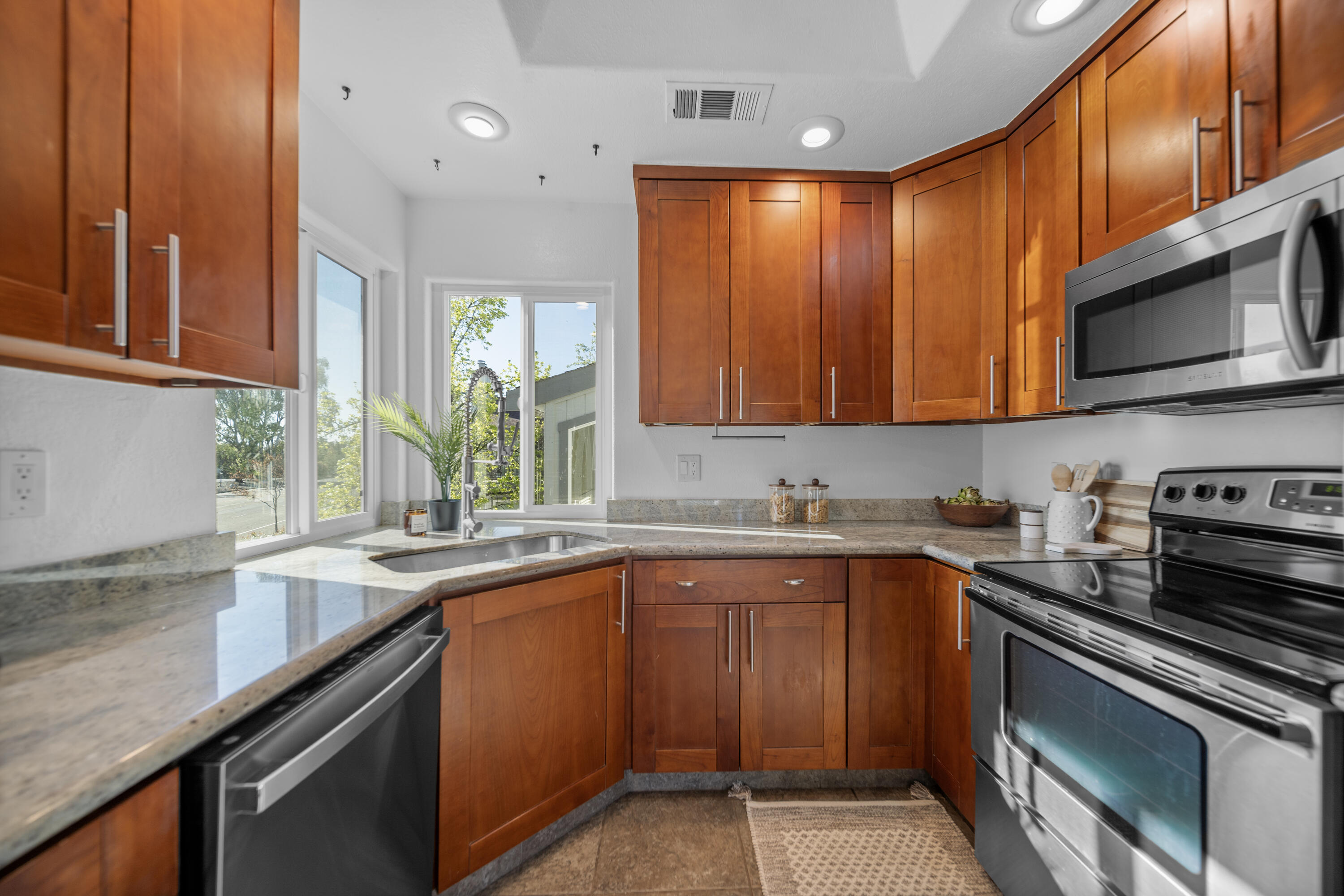 225 Ridgetop Drive, Unit 215 Redding, CA 96003 - Photo 12 of 23 DSC08477