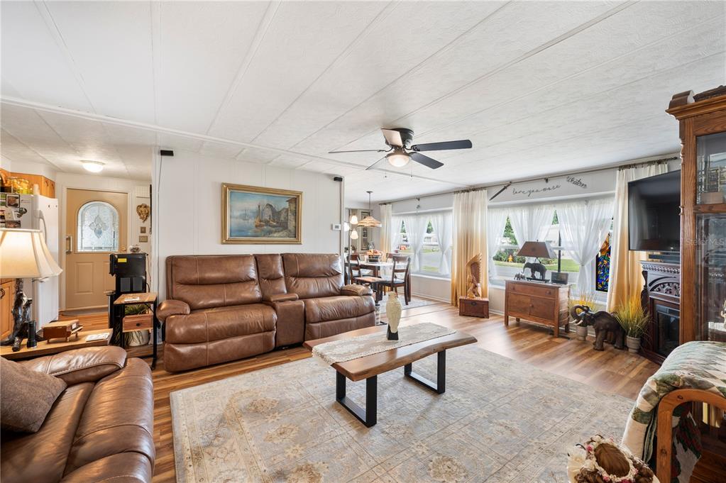 1610 Reynolds Road, Unit 187 Lakeland, FL 33801 - Photo 5 of 20 a living room with furniture