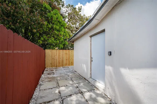 a view of a backyard