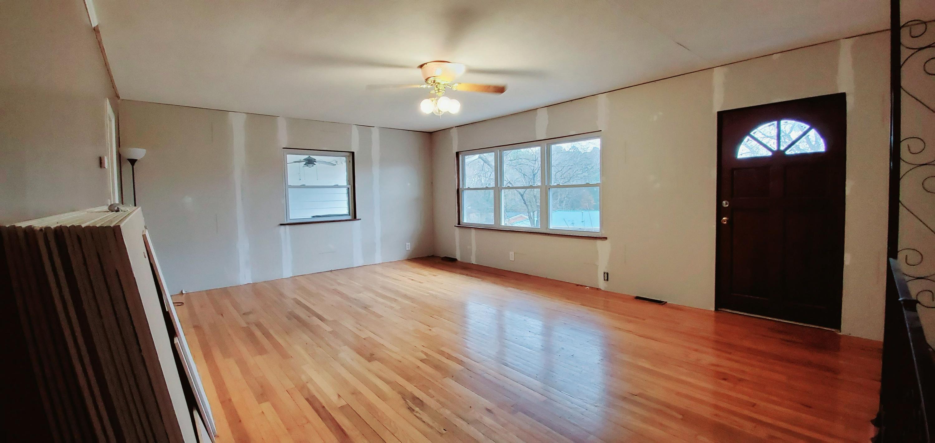 113 Henderson Lane Oak Ridge, TN 37830 - Photo 2 of 20 Living Room