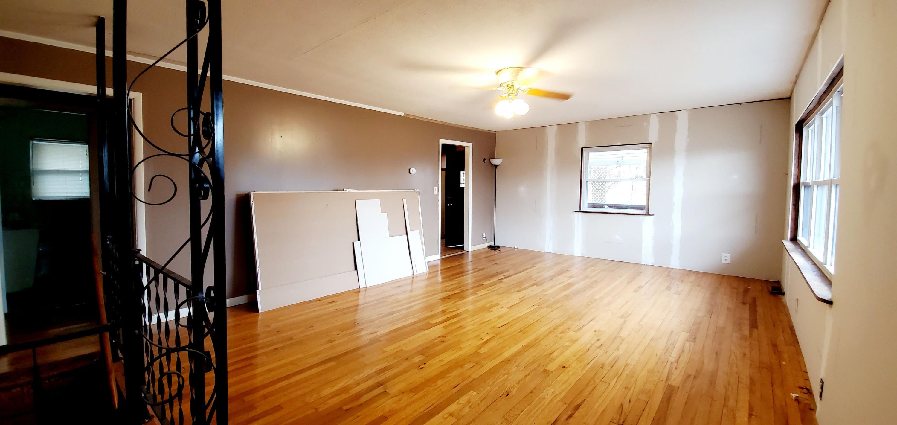 113 Henderson Lane Oak Ridge, TN 37830 - Photo 3 of 20 Living Room 2
