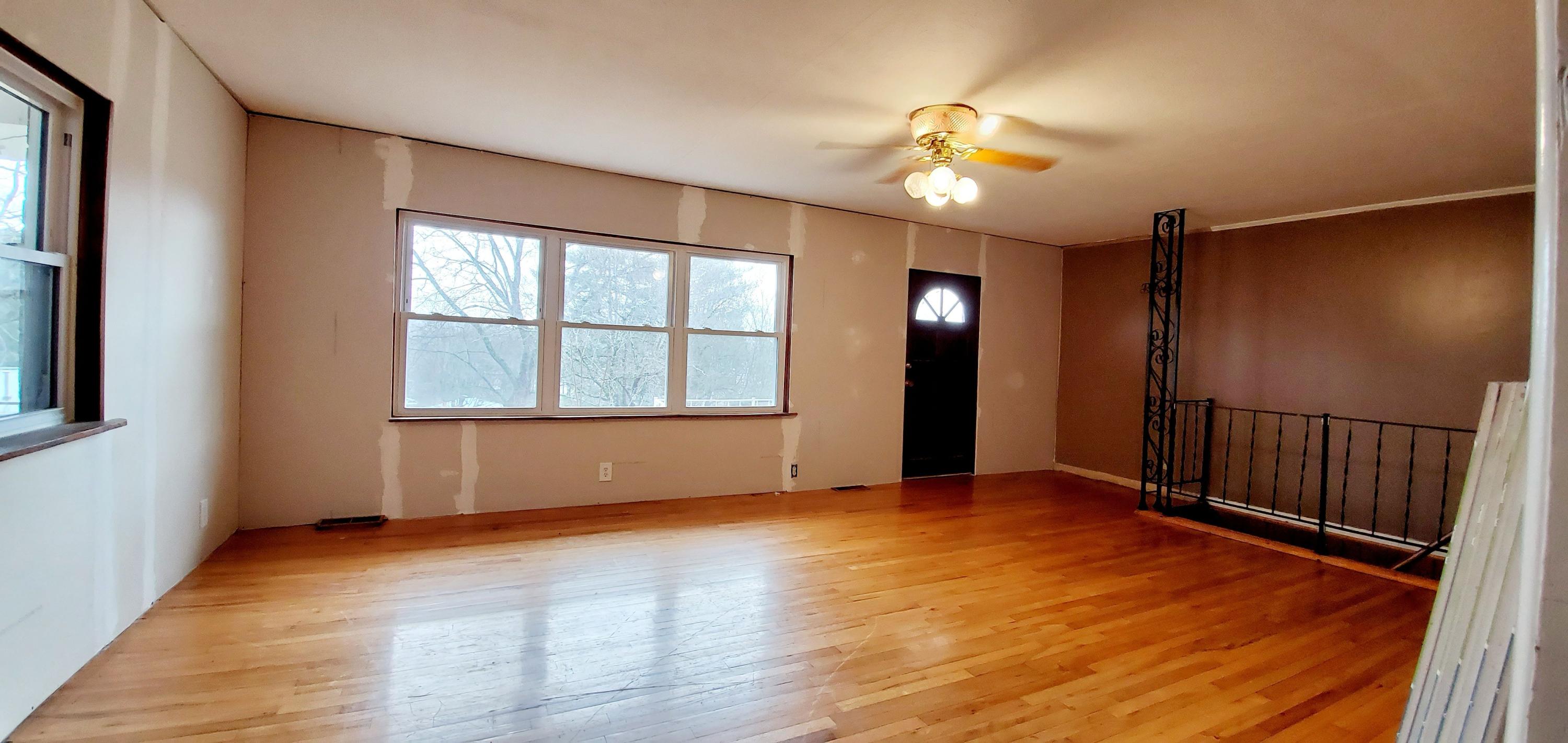 113 Henderson Lane Oak Ridge, TN 37830 - Photo 4 of 20 Living Room 3