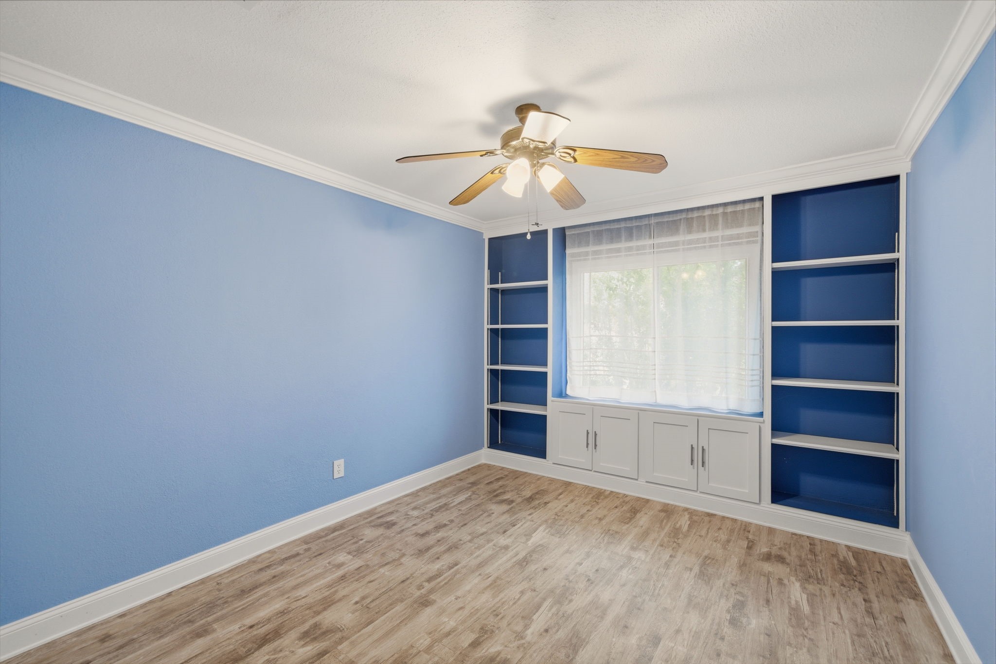 6452 Burgoyne Road, Unit 100 Houston, TX 77057 - Photo 27 of 44 wooden floor in an empty room with a window