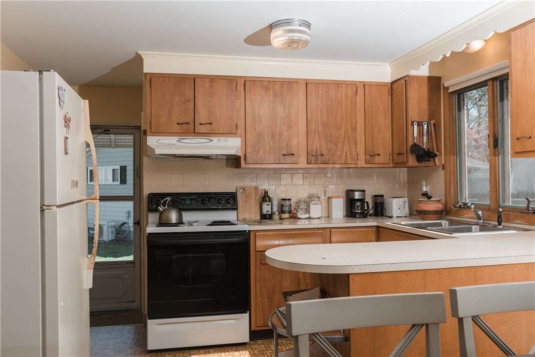 76 Rome Avenue Warwick, RI 02886 - Photo 8 of 12 Gallery Image 8