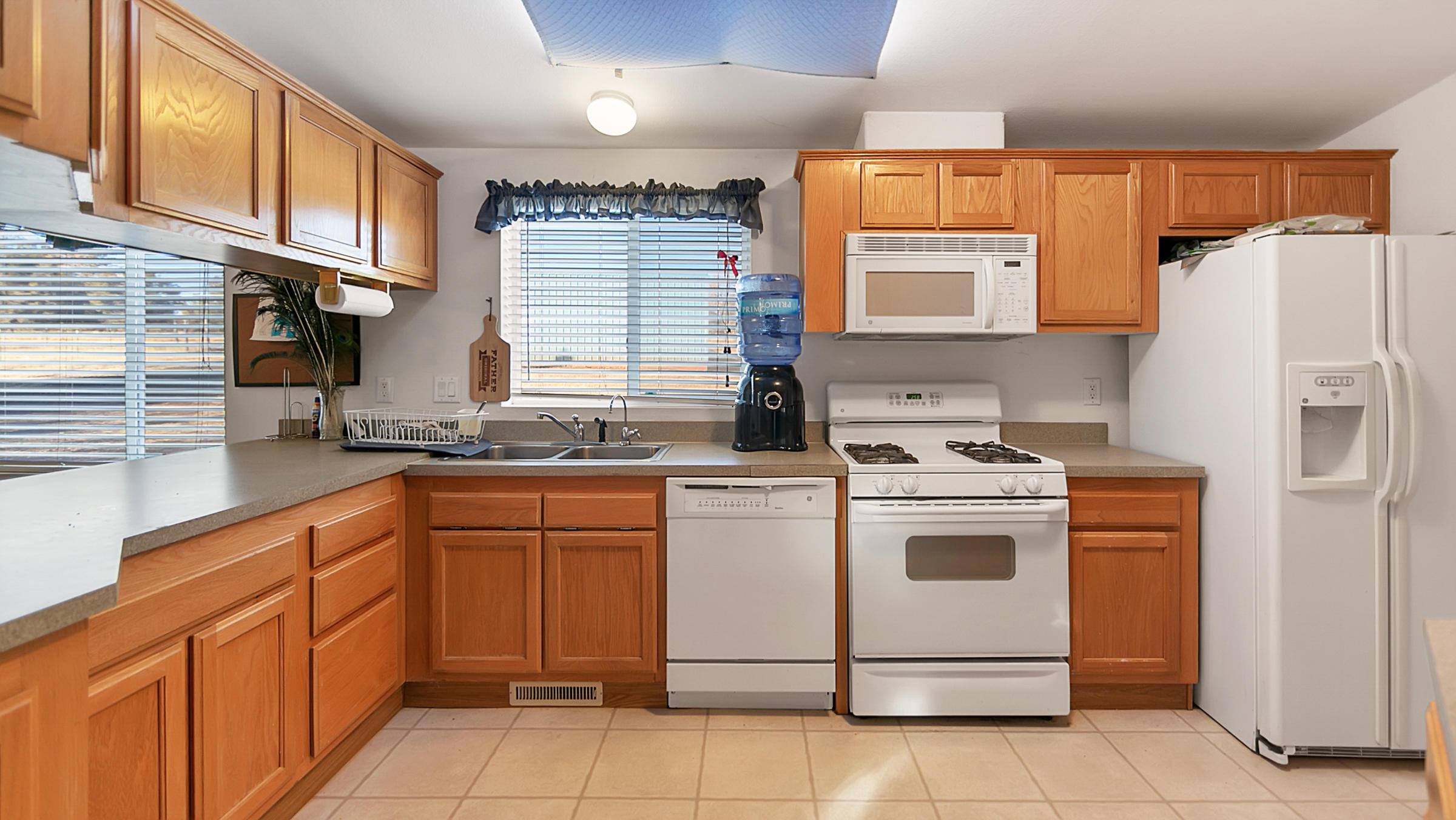 21560 South Powerhouse Road Manton, CA 96059 - Photo 2 of 41 Large open kitchen with GE appliances