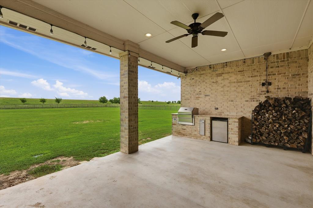 160 Vista Ridge North Decatur, TX 76234 - Photo 32 of 40 a view of a livingroom with furniture and garden