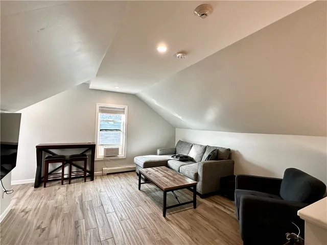 $1,800 | 29 Ann Street, Unit 5, Newport, RI 02840