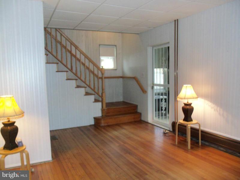 17 Waterview Road Baltimore, MD 21222 - Photo 11 of 23 Living Room