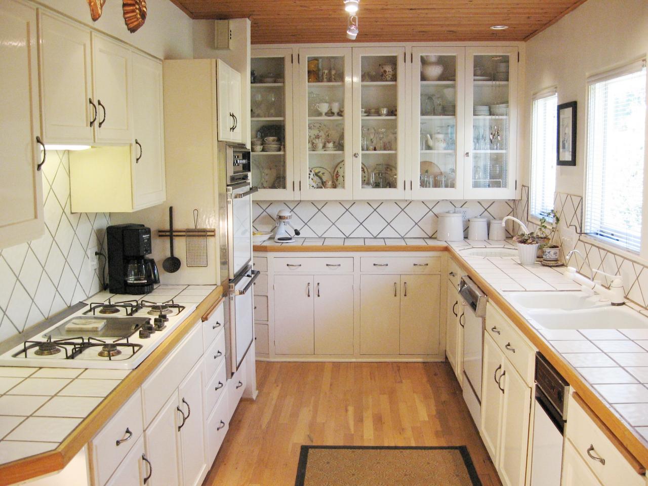 20 East Junipero Street Santa Barbara, CA 93105 - Photo 3 of 14 a kitchen with a stove a sink and a refrigerator