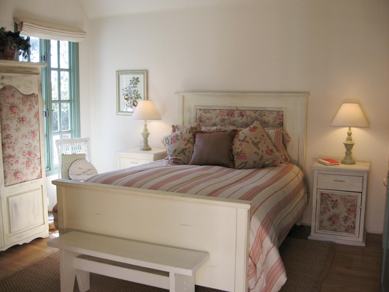 20 East Junipero Street Santa Barbara, CA 93105 - Photo 9 of 14 a bedroom with a bed and a lamp