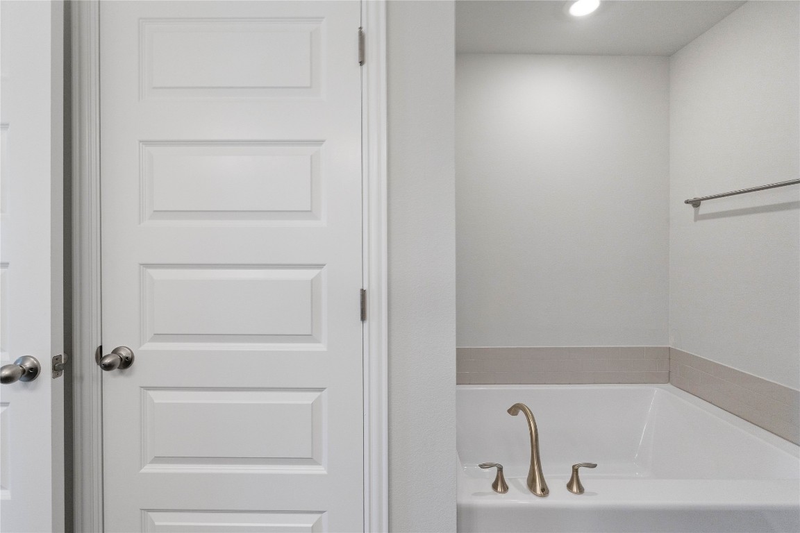 10641 Ellerston Road Cleveland, TX 77327 - Photo 20 of 34 a bathroom with a bathtub