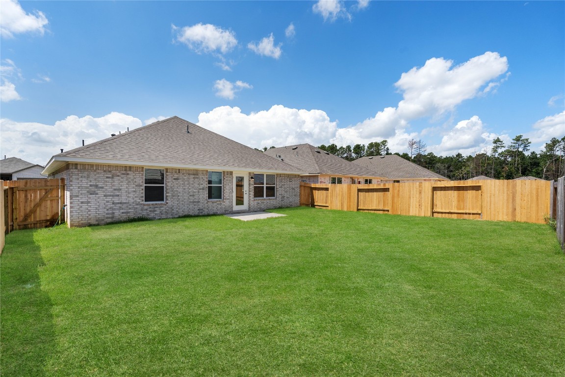10641 Ellerston Road Cleveland, TX 77327 - Photo 33 of 34 a view of a house with backyard and garden