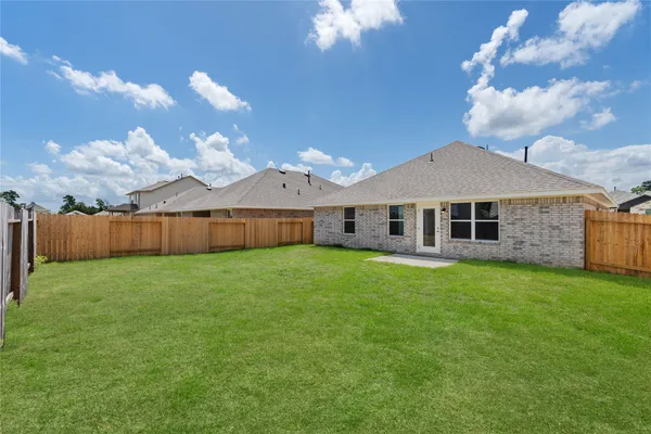 a view of a house with backyard and garden