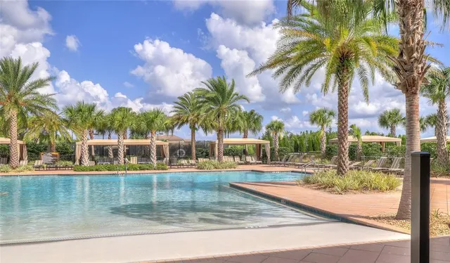 a view of small yard in front of house