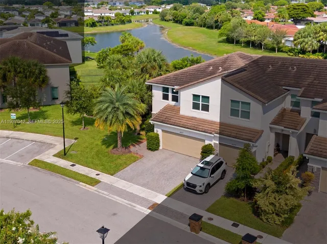 $4,000 | 4317 Lago Drive, Unit 4317, Deerfield Beach, FL 33064