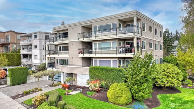 $1,295,000 | 322 5th Avenue, Unit 202, Kirkland, WA 98033