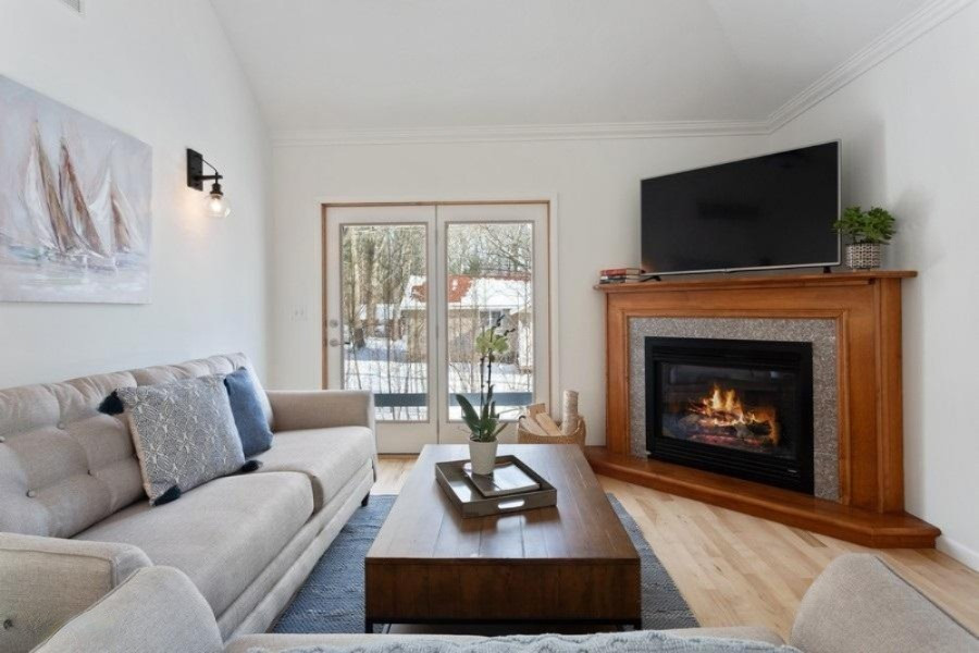 16027 Ruffino Road Union Pier, MI 49129 - Photo 20 of 44 Living Room