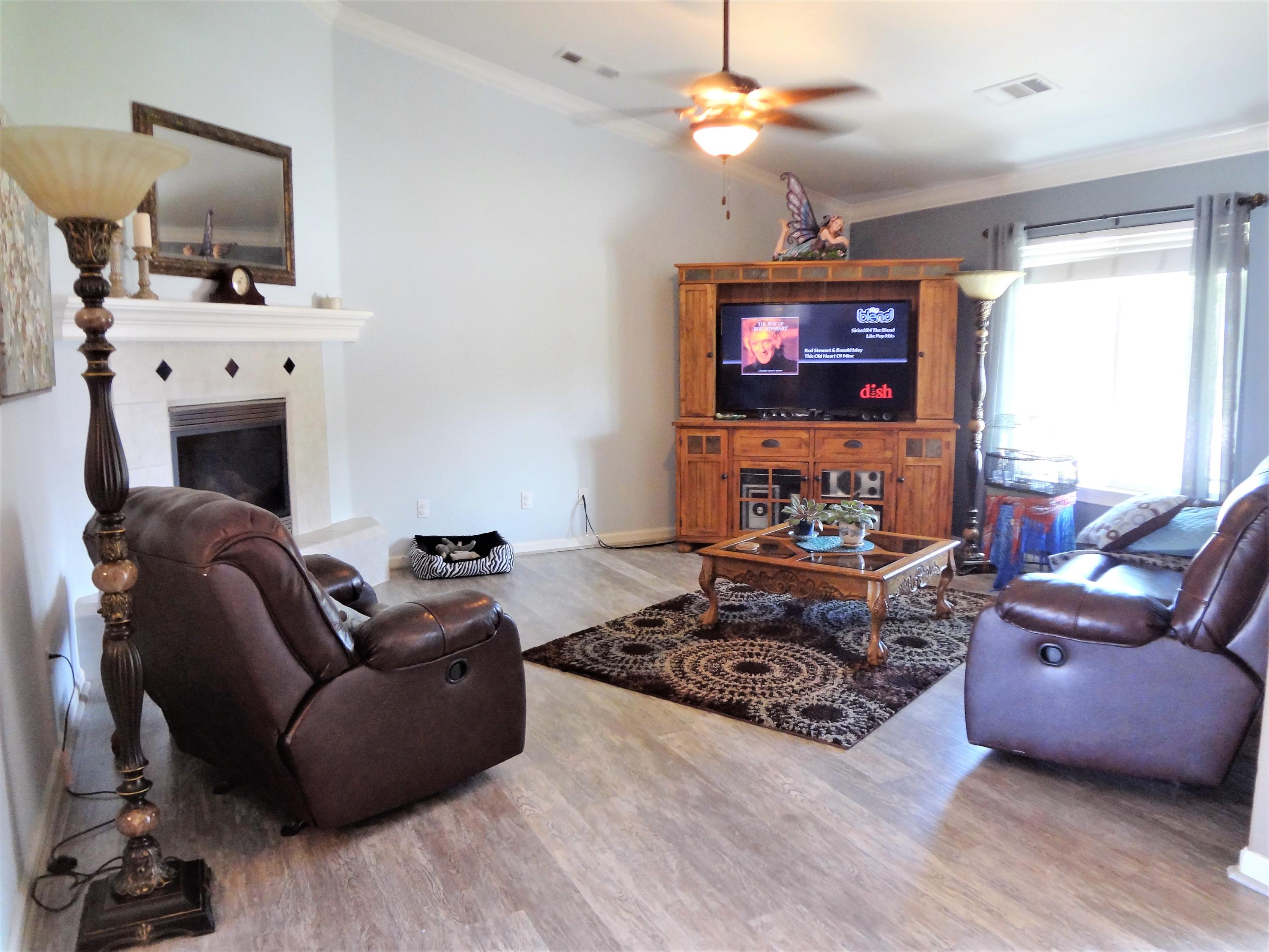 7759 Pit Road Redding, CA 96001 - Photo 4 of 47 a living room with furniture and a flat screen tv