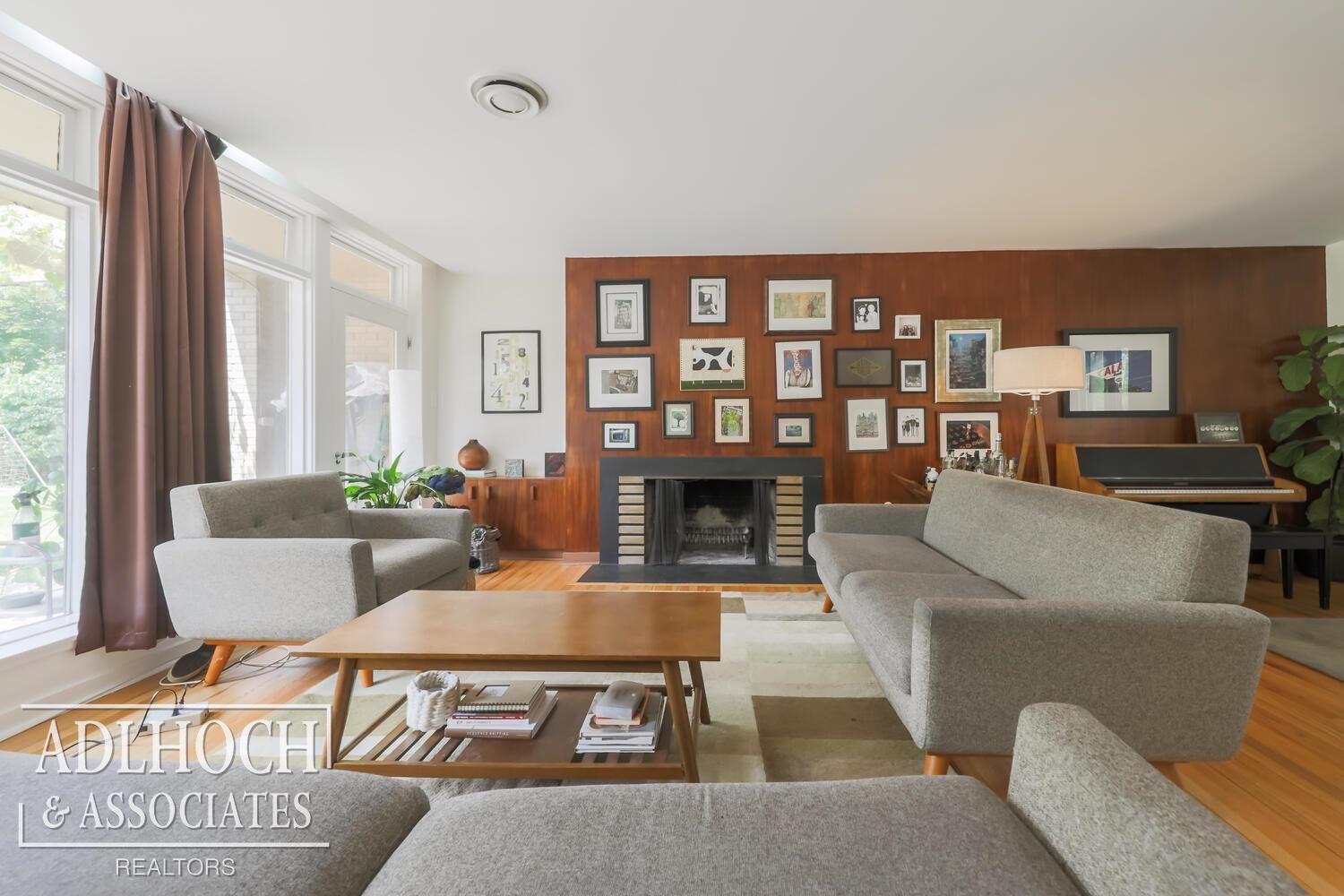 681 Roslyn Road Grosse Pointe Woods, MI 48236 - Photo 2 of 32
