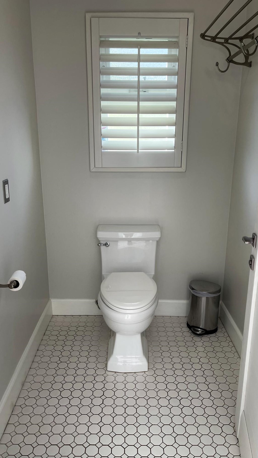 780 Gloucester Lane Thousand Oaks, CA 91362 - Photo 14 of 32 a bathroom with a toilet and a window