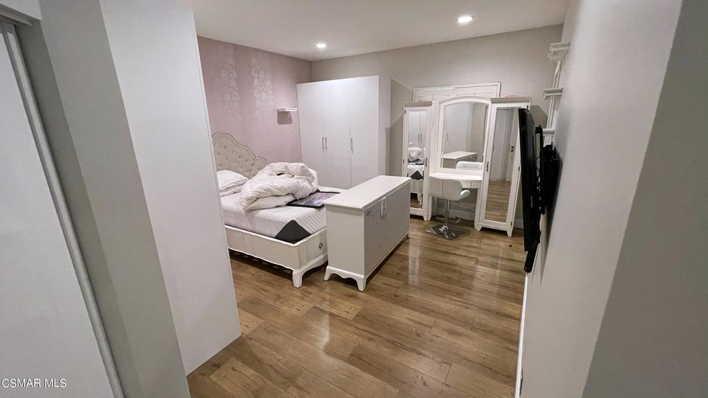 780 Gloucester Lane Thousand Oaks, CA 91362 - Photo 17 of 32 a bathroom with sink mirror and toilet