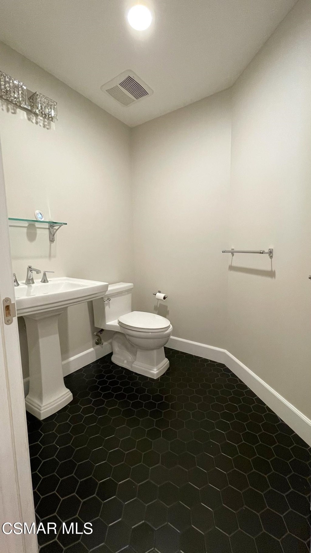 780 Gloucester Lane Thousand Oaks, CA 91362 - Photo 24 of 32 a bathroom with a sink and a toilet