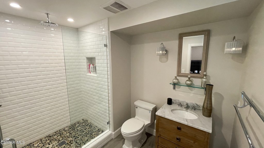 780 Gloucester Lane Thousand Oaks, CA 91362 - Photo 29 of 32 a bathroom with a toilet a sink and mirror