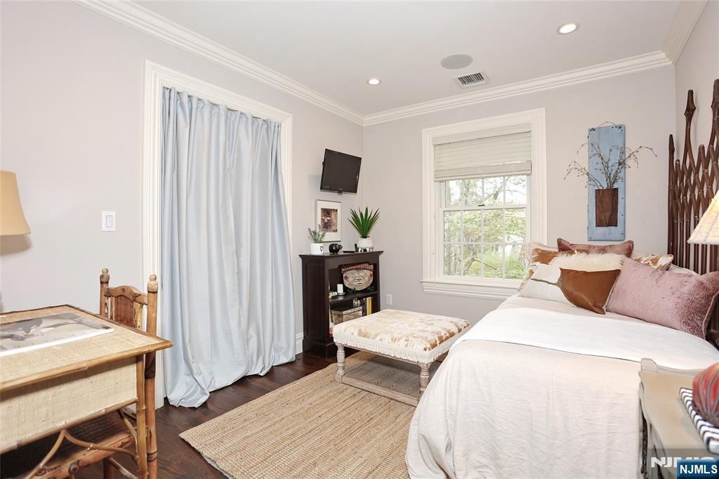 164 Deerhaven Road Mahwah, NJ 07430 - Photo 28 of 42 a living room with furniture a window and a table