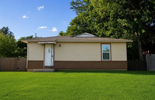 $1,100 | 4914 Donnelly Avenue, Fort Worth, TX 76107