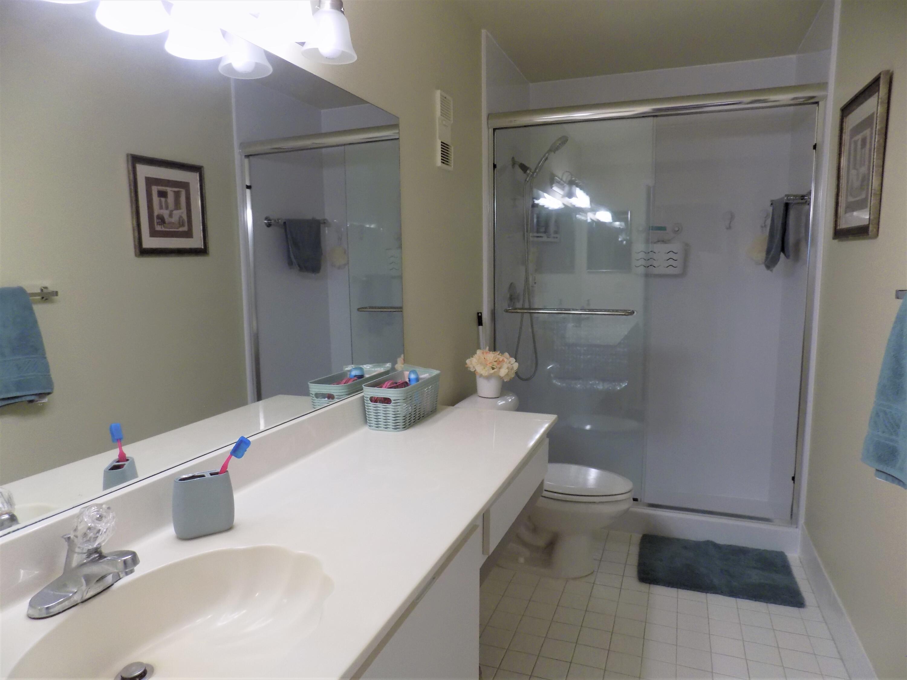 8059 Hiddenview Terrace Boca Raton, FL 33496 - Photo 22 of 39 MSTR BATH 1