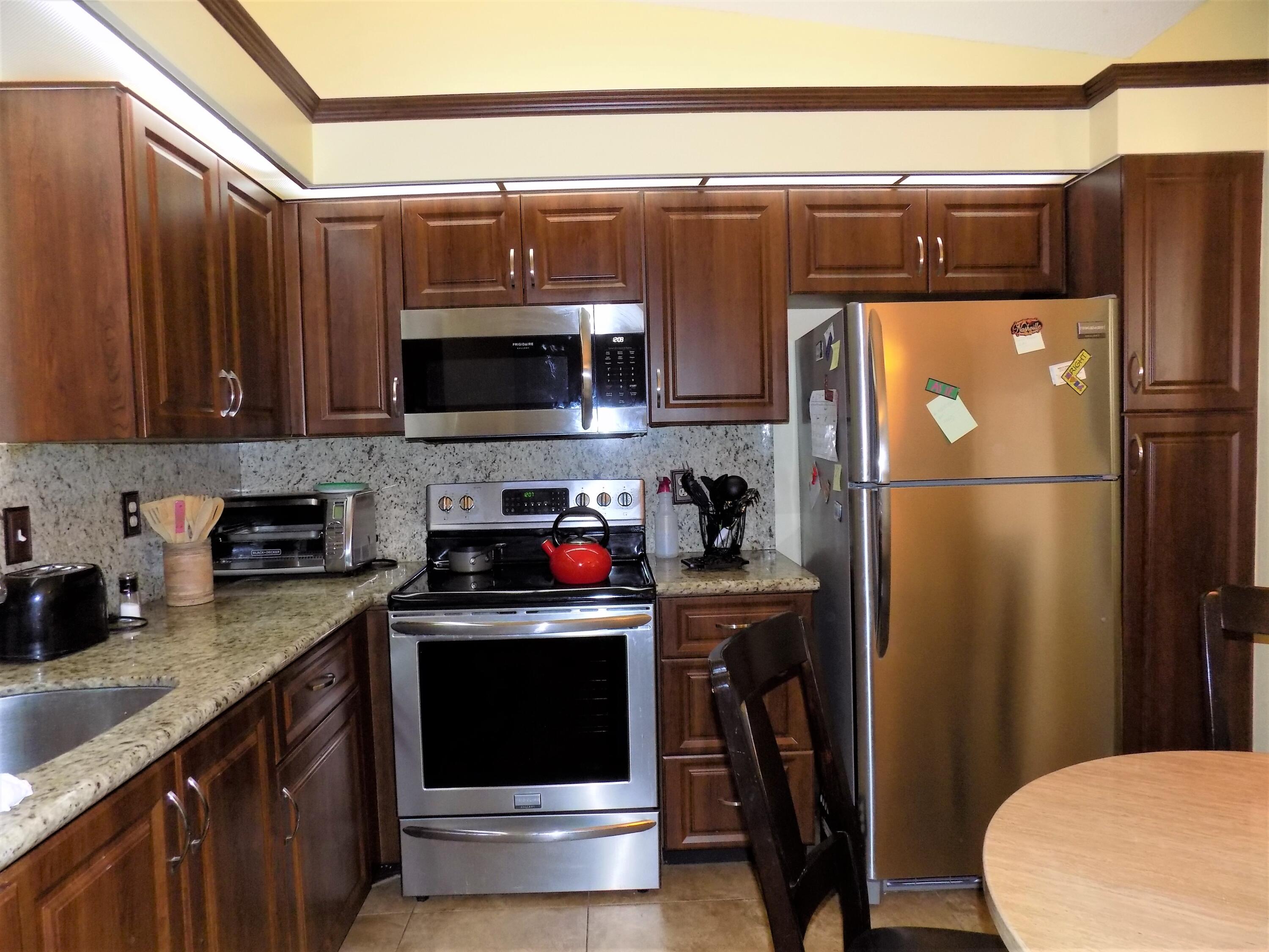 8059 Hiddenview Terrace Boca Raton, FL 33496 - Photo 4 of 39 KITCHEN 2