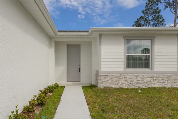 a view of entrance of the house
