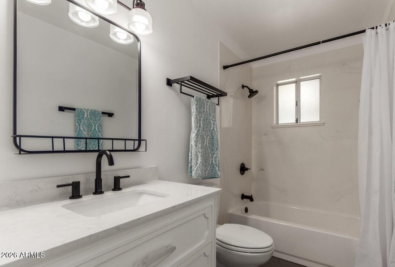 607 West 15th Street Tempe, AZ 85281 - Photo 19 of 29 a bathroom with a sink a toilet and shower
