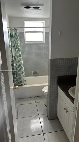 $1,500 | 1100 Northeast 1st Court, Unit 208, Hallandale Beach, FL 33009