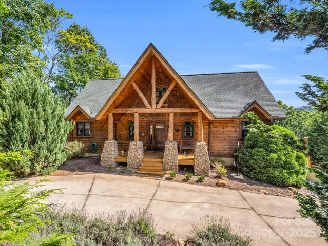 a view of a house with backyard