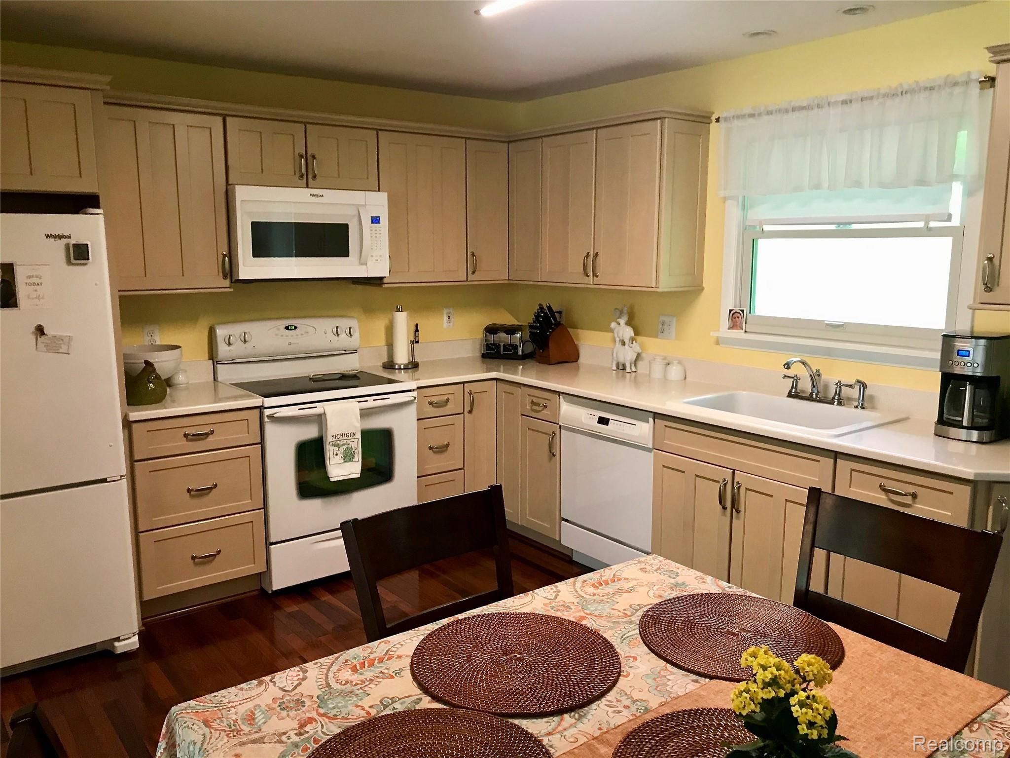 4341 Edmore Road Waterford, MI 48329 - Photo 4 of 27 fullsizeoutput_141.jpeg