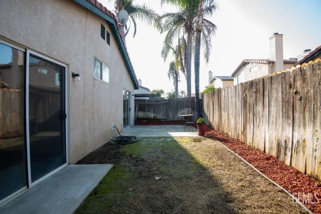 a view of a entrance gate of the house