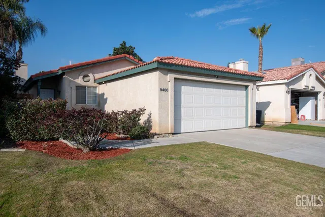 a view of a house with a yard