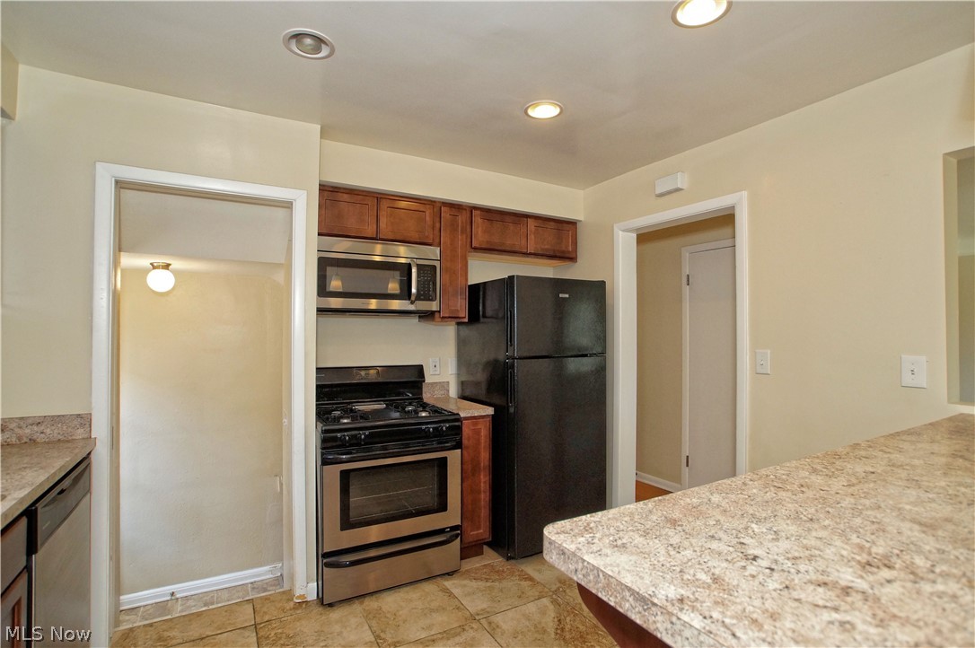 1138 Homestead Road Cleveland, OH 44121 - Photo 4 of 25