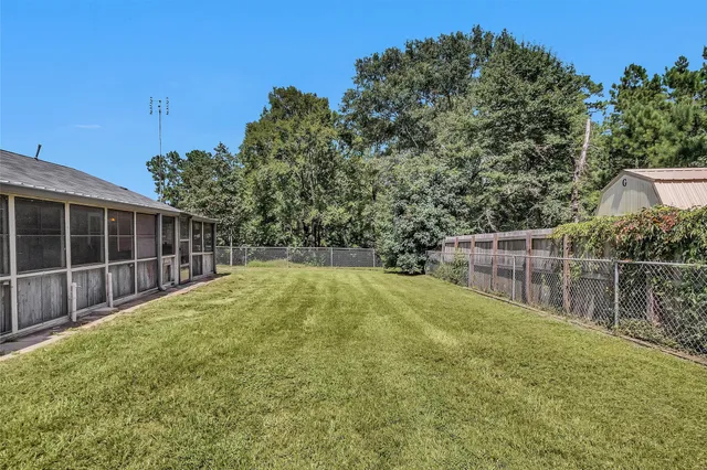 a view of a backyard
