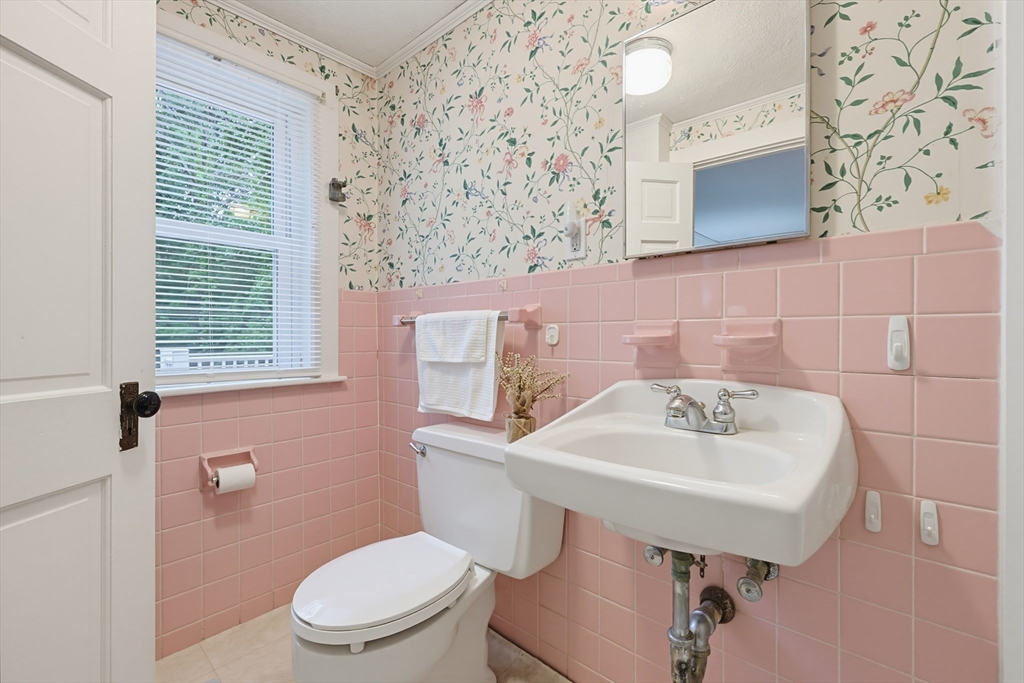 602 Elm Street Walpole, MA 02081 - Photo 13 of 38