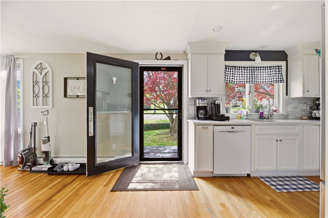 24 Harbor View Road Portsmouth, RI 02871 - Photo 5 of 46 Gallery Image 5