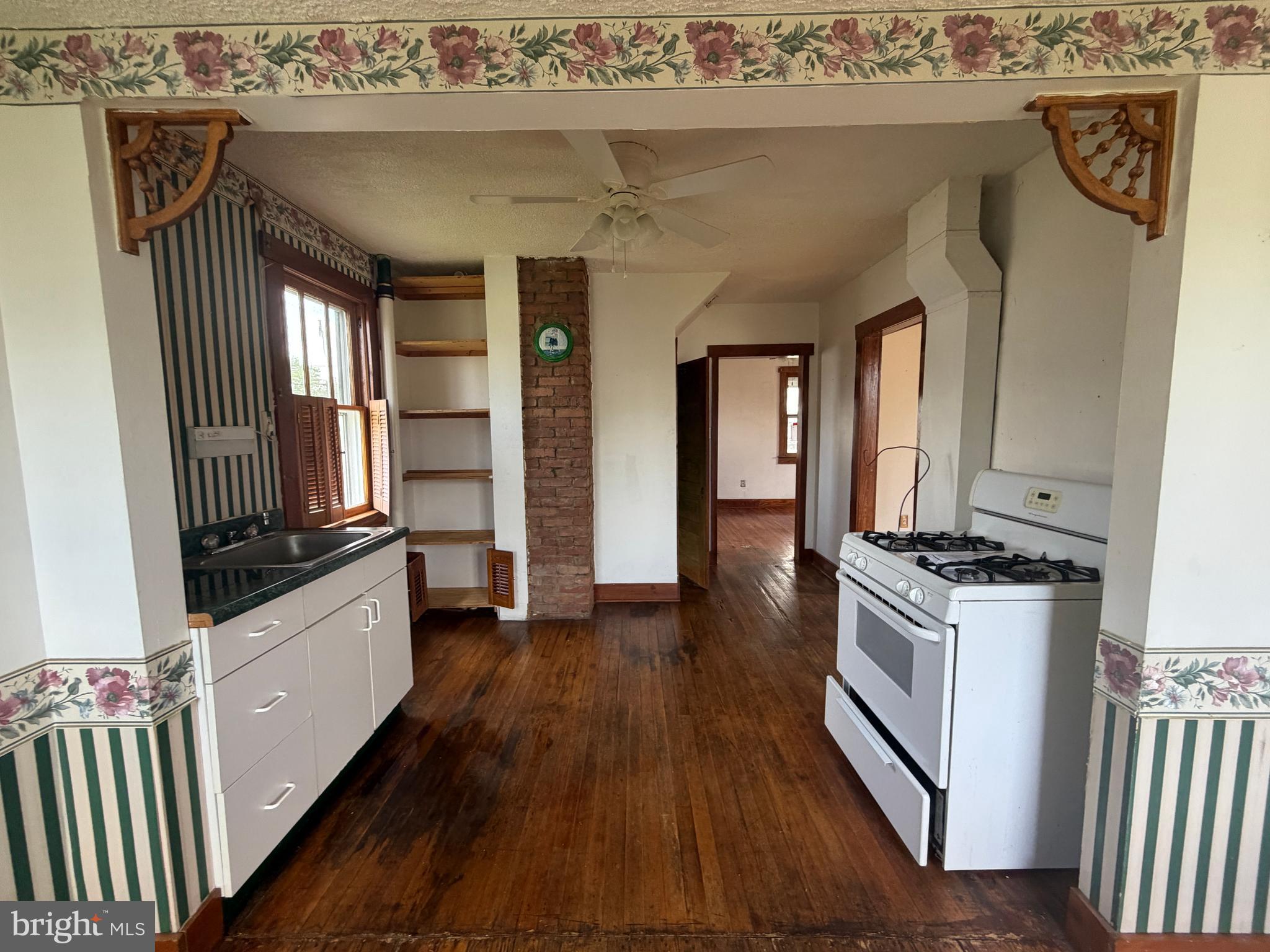 636 Holy Cross Road Baltimore, MD 21225 - Photo 3 of 10 Gallery Image 3