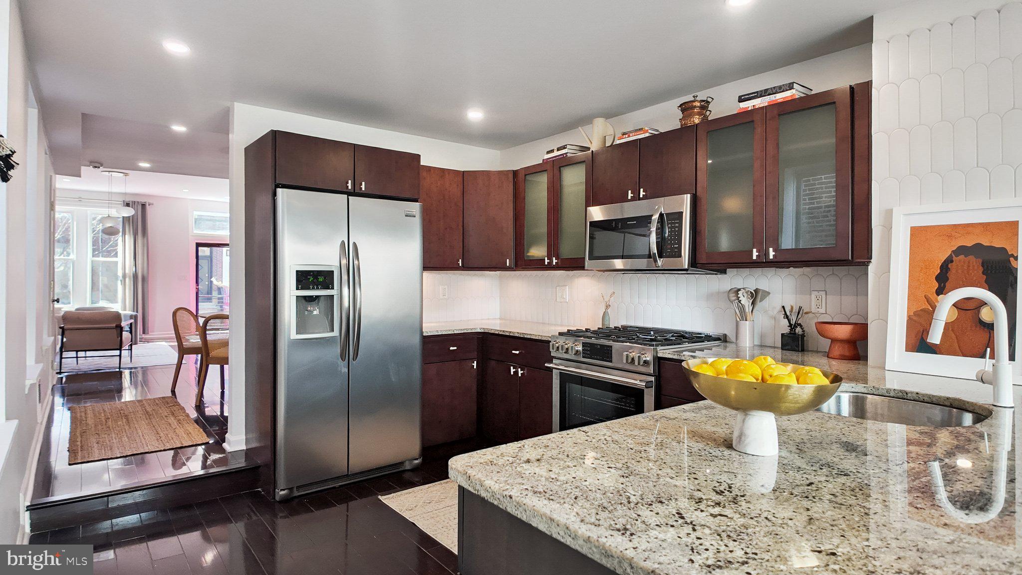 2437 Carpenter Street Philadelphia, PA 19146 - Photo 13 of 39 Kitchen with Peninsula