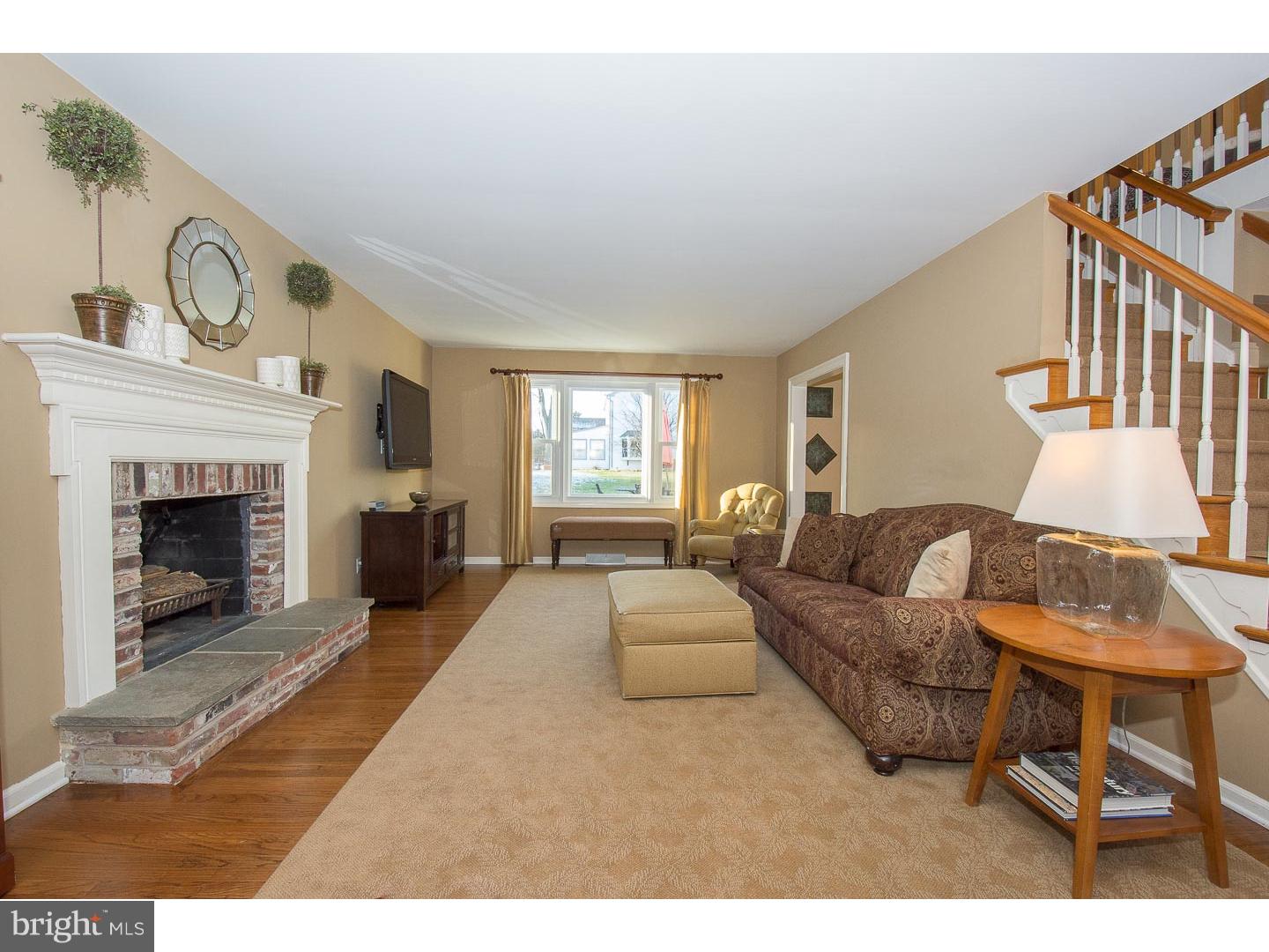 623 Hillside Road Blue Bell, PA 19422 - Photo 3 of 20 Living Room