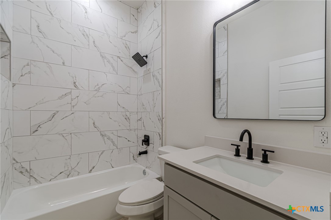 624 Stratton Street Seguin, TX 78155 - Photo 12 of 31 Guest Bath