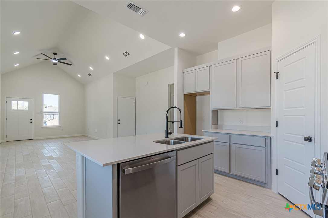 624 Stratton Street Seguin, TX 78155 - Photo 4 of 31 Kitchen + Island
