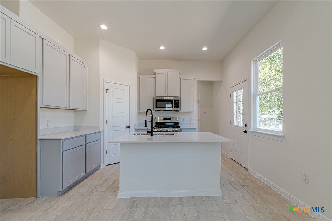 624 Stratton Street Seguin, TX 78155 - Photo 7 of 31 Kitchen